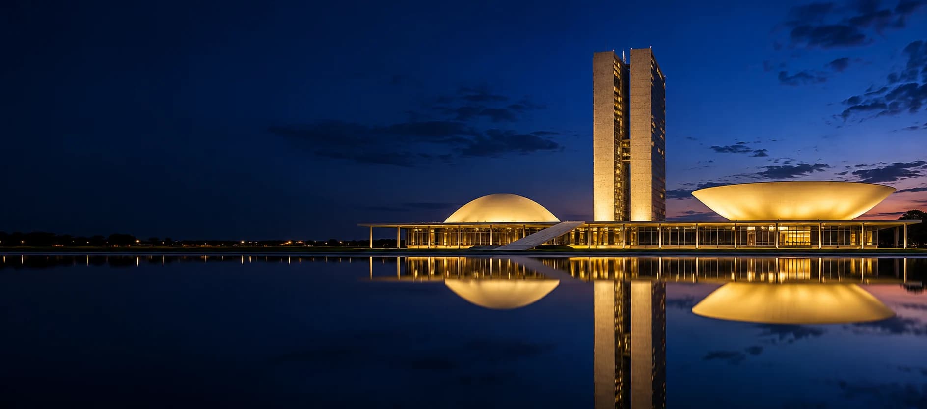 Congresso Nacional iluminado à noite, em Brasília