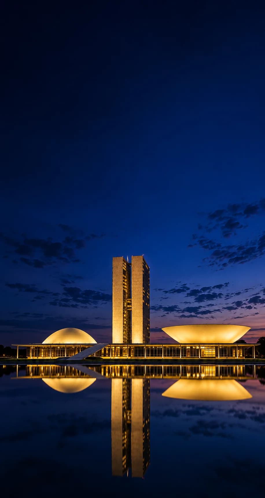 Congresso Nacional iluminado à noite, em Brasília
